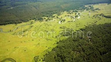 无人机沿欧洲乡村景观飞行。 空中拍摄美丽的自然，森林，绿色的草甸田野和河流。 4K.