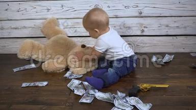 那孩子坐在地上，地上<strong>堆满</strong>了钱，上面有一只泰迪熊高清