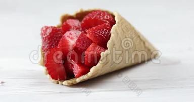 新鲜草莓在华夫饼杯上的轻木背景。 浆果、草莓、水果冰淇淋、<strong>冰淇淋杯</strong>