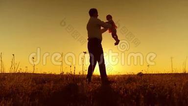 爸爸和小女儿在<strong>夕阳红</strong>下玩耍。