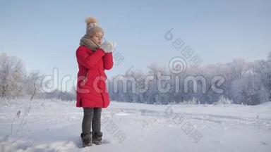 快乐的年轻女孩玩得开心，在美丽的<strong>冬日</strong>享受新鲜的雪。 戴着温暖手套的女孩吹雪。 户外<strong>活动</strong>
