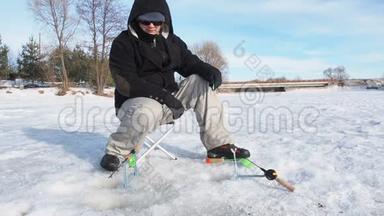 渔民<strong>钻洞</strong>在冰上近景，运动钓鱼在冬天。