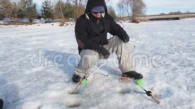 渔民钻洞在冰上近景，运动钓鱼在冬天。