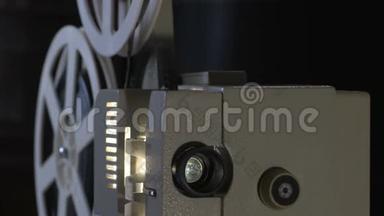 业余电影院。 投影仪为8mm胶片.. 1960年代，1970年代，1980年代。 家庭影院。 电影超级8。 录像夹4k