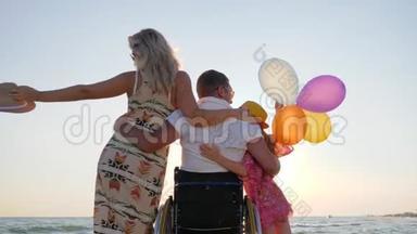 有残疾的丈夫和孩子拥抱在一起的女人，有残疾的妻子和女儿在一起很开心