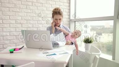 商业妈妈带着宝宝说话手机.. 从事儿<strong>童工</strong>作的妇女