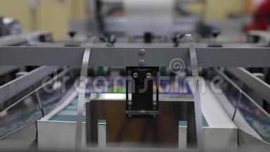 纸印厂，<strong>印刷机器</strong>在工作