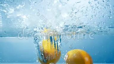几个柠檬水果掉进水箱里，扰乱了水。