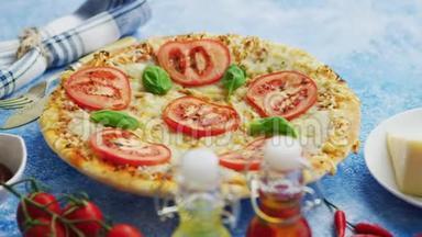 蓝色石桌上提供美味的意大利披萨
