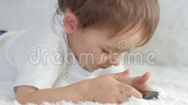 儿童躺在沙发上观看电子智能手机显示器的特写镜头