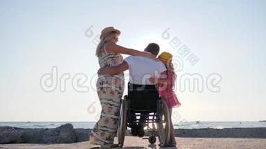背光的残疾人，轮椅上的爸爸，背景蓝天上的女儿，残疾人