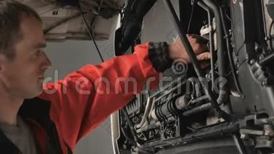 <strong>汽车修理工</strong>检查卡车引擎盖下的东西