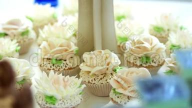 特写，各种美味的甜点，纸杯蛋糕，奶油蛋糕，鲜奶油，用奶油做的花。 节日装饰