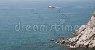 托萨·德马尔，西班牙吉罗纳。 浮在巴利阿里海上的游船 春天的西班牙自然和夏天的洛基