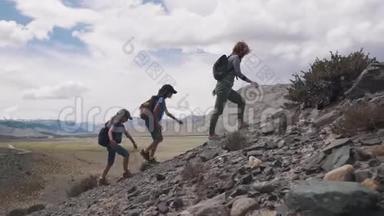 母亲和两个孩子去山里远足。 一群旅行者上山。 家庭旅行者