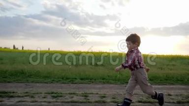 小男孩沿着田间路奔跑，奔跑的孩子，快乐的孩子在城外玩耍，健康的童年，干净的环境