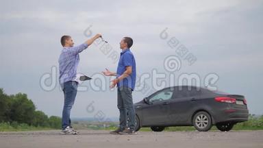 两个人达成协议。 男人<strong>握手</strong>交钥匙卖家司机做汽车保险慢动作<strong>视频</strong>销售