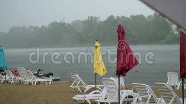 夏雨，雷雨，强降雨在空旷的<strong>沙滩</strong>上，河边.. 孤独的，空的，空的，<strong>阳光</strong>的，<strong>沙滩</strong>伞的