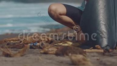 特写志愿者坐在沙滩上<strong>捡</strong>垃圾.. 清洁员把<strong>海边</strong>的垃圾收集成黑色