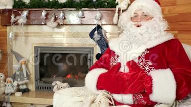 微笑的圣诞老人迎接游客，热情好客的圣诞老人，房间里有壁炉和装饰的圣诞树