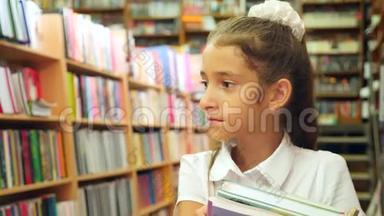 一幅8-12岁女孩站在图书馆的肖像。 背景中书架的书架。 4k，慢