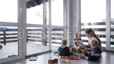 快乐的孩子们一起玩。 <strong>儿童</strong>概念。 在私人住宅中的<strong>儿童</strong>，坐在地板上的全景窗和