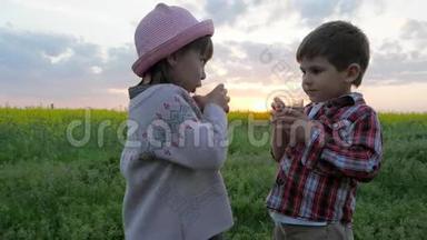 孩子们解渴，孩子们喝水，孩子们`在夕阳下的大自然中，手里拿着玻璃、干净的<strong>纯净水</strong>