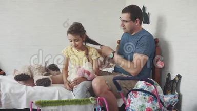 年轻的父亲花<strong>时间</strong>和他的小女儿在一起。 爸爸编辫子，和她一起玩，还有<strong>傻瓜</strong>