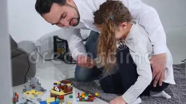 父亲和女儿一起玩建筑工人