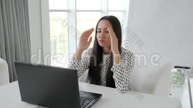 愤怒的女员工，一桌一桌地拿着笔记本电脑，累了，漂亮的女经理在工作中头痛