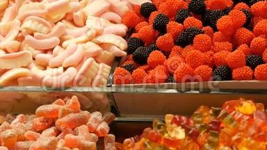 市场柜台上的各种糖果