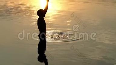 年轻人在棕榈岛上<strong>掀起</strong>河水，让它回到日落