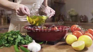 厨师用热汤和新鲜蔬菜做<strong>素菜</strong>，洋葱和大蒜，柠檬和蔬菜，蔬菜