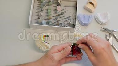 牙科实验室人工颌骨背景下新正畸板的生产