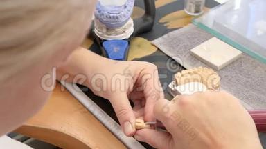 医疗行业，牙科技师在诊所工作场所用石膏制作牙齿