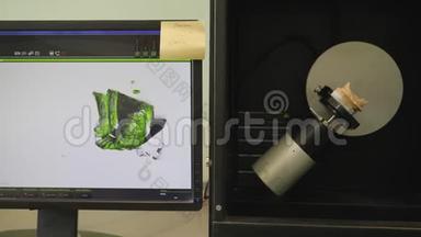 用高科技数码扫描设备制作3D牙科植入物，并在电脑屏幕上显示