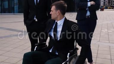 与同事坐在轮椅上的残疾男子的<strong>史诗级</strong>镜头