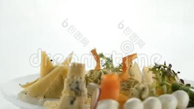 混合奶酪餐盘来自不同品种的奶酪装饰橄榄，核桃，生菜，欧芹。