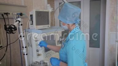 女护士为外科手术准备电子创新医疗器械.. 新的医疗技术