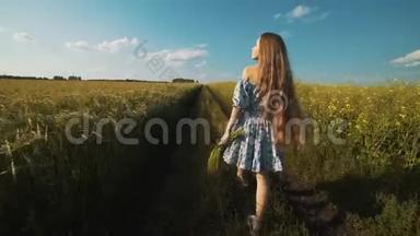 一个穿着连衣裙的女人在通往田野的路上奔跑。