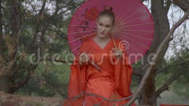 一个穿着红色和服的漂亮艺妓，肩膀上有一把伞，把坦托从刀鞘里拉出来，朝里面看去