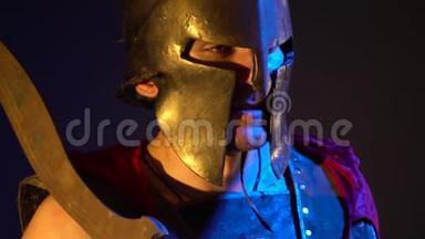 穿着头盔、皮甲和红色雨衣的罗马角斗士肩上扛着一把锈迹斑斑的剑，