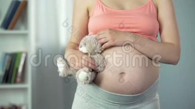怀胎抱玩具熊的梦中女人，代孕妈妈