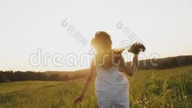 夕阳下野花女子在乡间田里奔跑，快乐女子在草地上奔跑