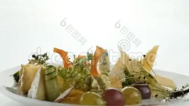 混合奶酪餐盘来自不同品种的奶酪装饰橄榄，核桃，生菜，欧芹。