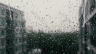 窗玻璃上的雨点