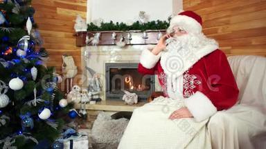圣诞老人用手机聊天，节日准备，圣尼古拉斯喜欢手机，圣诞老人
