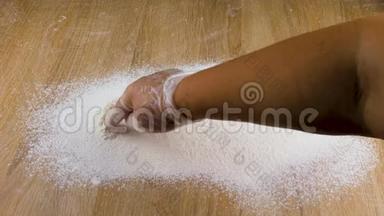 手工手套在白干面粉表面画出“库克”这个词