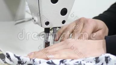 手工制作，女针线工用细布在缝纫机上缝衣服