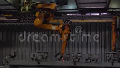 工厂用焊机对金属零件进行焊接。 场景。 大型工业机器人-金属汽车焊接器